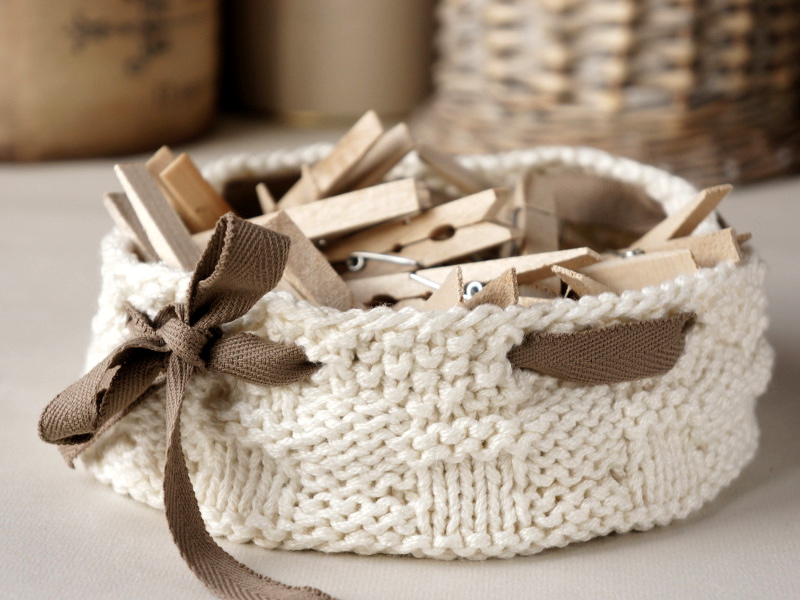 tettidesign_knitted_home_decor_basket_with_ribbon