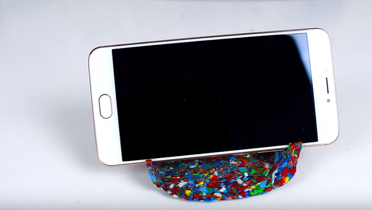 Как сделать подставку для смартфона своими руками: 10 крутых лайфхаков